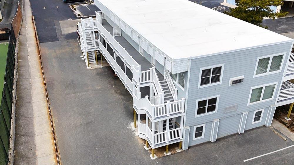 Durable white flat roof on a modern apartment building in Newark, DE